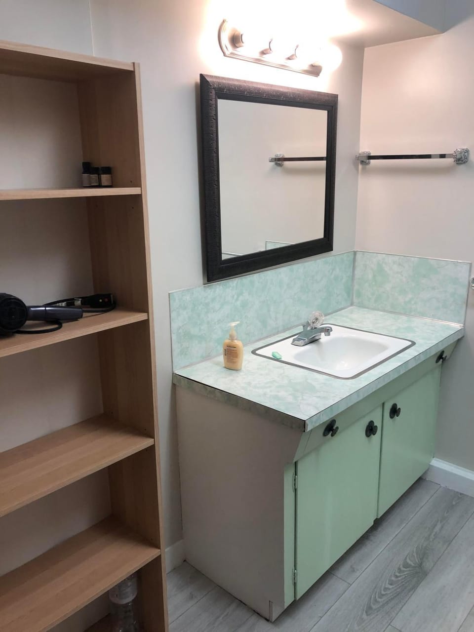 Comfort cottage guest home near subway station, bus and downtown Vacation rental in Vancouver