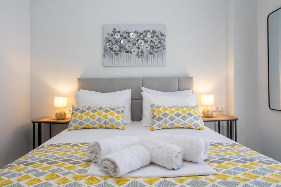 Bed, Photo of the whole room, Bedroom, towels