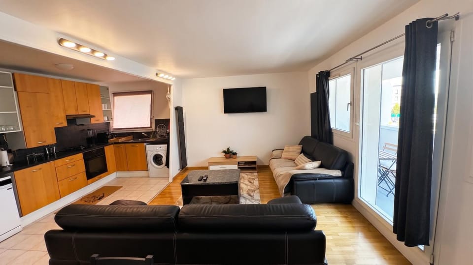 Communal lounge/ TV room, TV and multimedia, Living room, Seating area