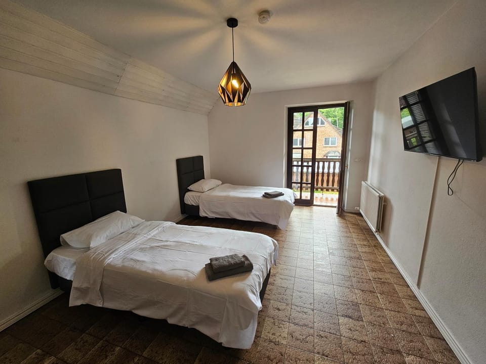 Bed, TV and multimedia, Photo of the whole room, Bedroom, towels