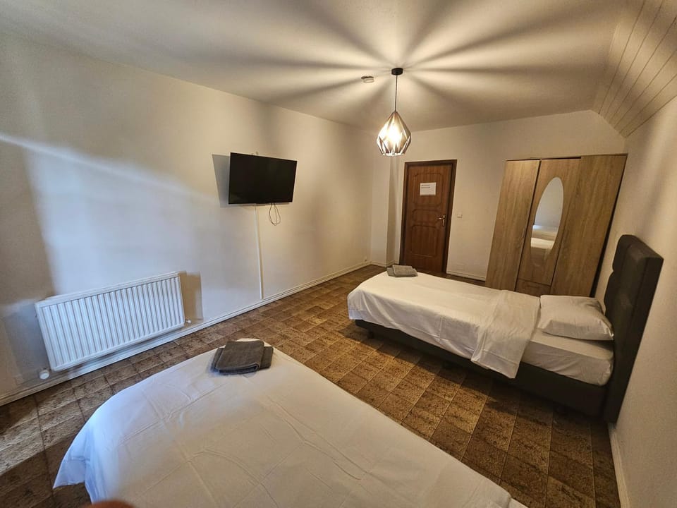 Bed, TV and multimedia, Photo of the whole room, Bedroom, internet, towels