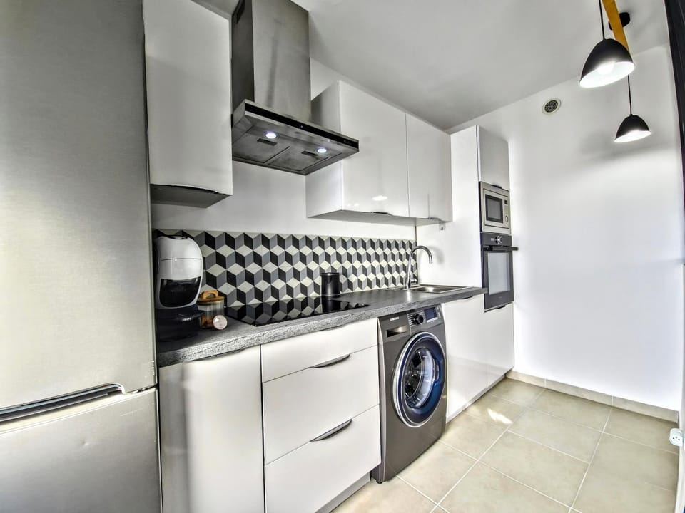 Kitchen or kitchenette, oven, washing machine