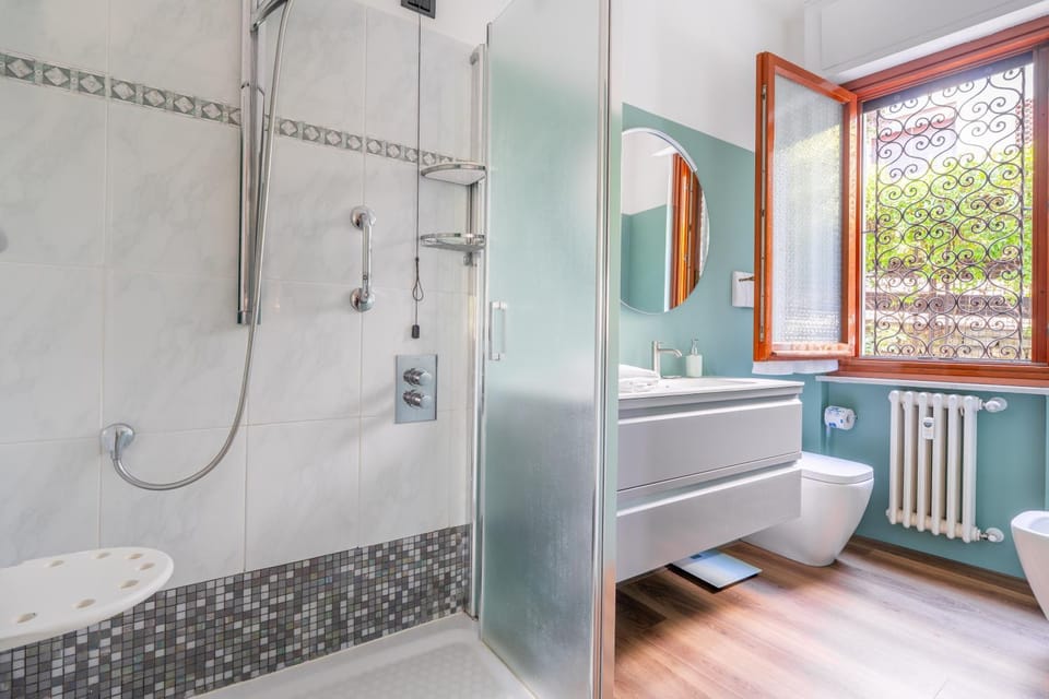 Shower, Toilet, Bathroom, internet, towels