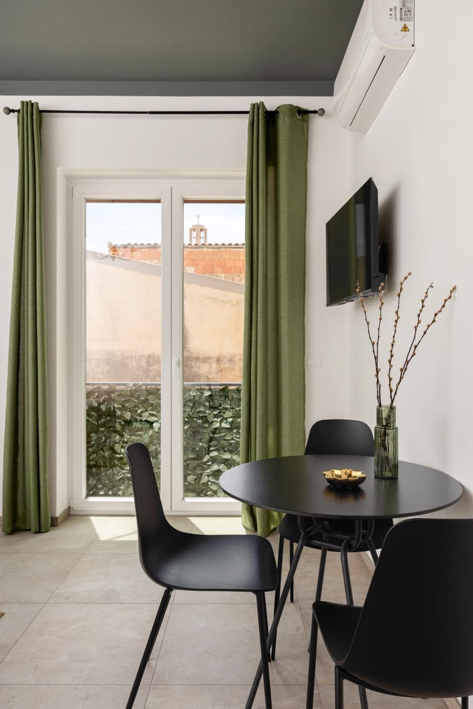 Communal lounge/ TV room, TV and multimedia, Living room, Seating area, Dining area, Evening entertainment, air conditioner