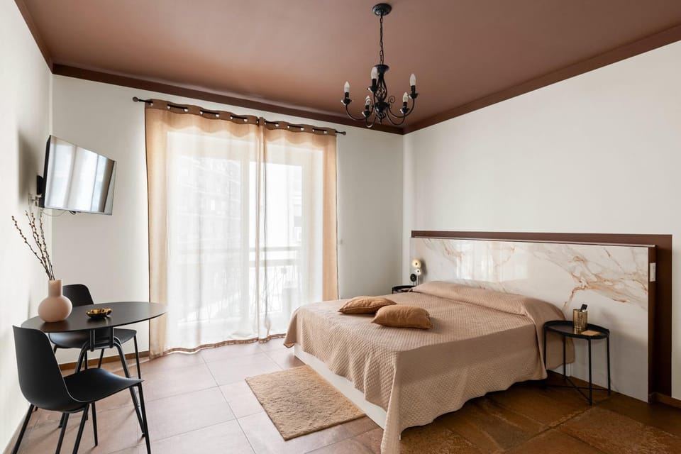 Bed, TV and multimedia, Photo of the whole room, Bedroom