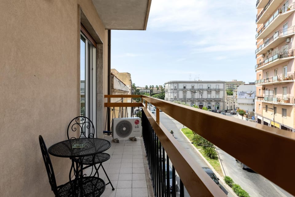 Property building, Patio, Day, View (from property/room), Balcony/Terrace, Dining area, City view