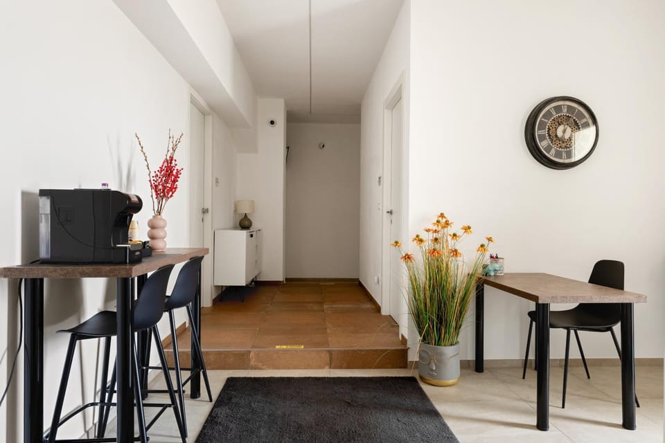TV and multimedia, Seating area, Dining area