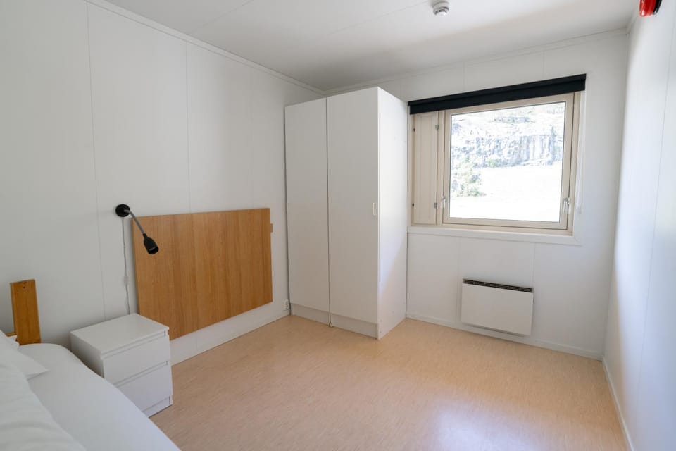 Bed, Photo of the whole room, Bedroom, internet, wardrobe