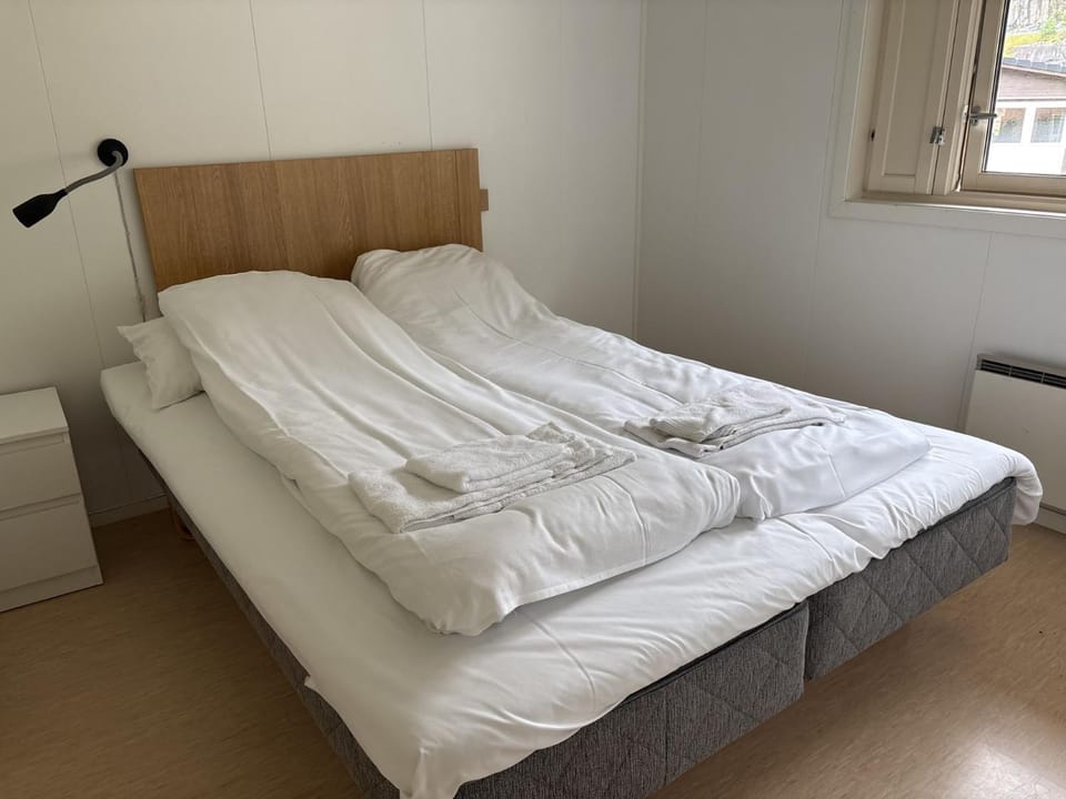 Bed, Bedroom, towels