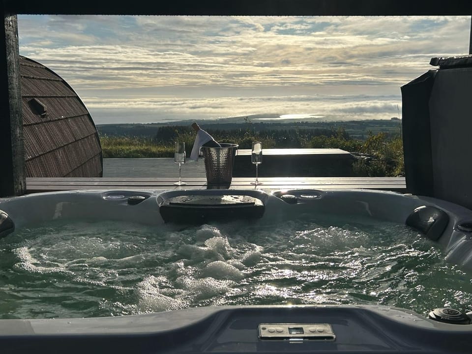 Natural landscape, Hot Tub, Mountain view, Sea view