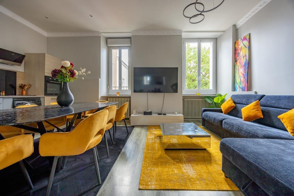 TV and multimedia, Kitchen or kitchenette, Living room, Seating area