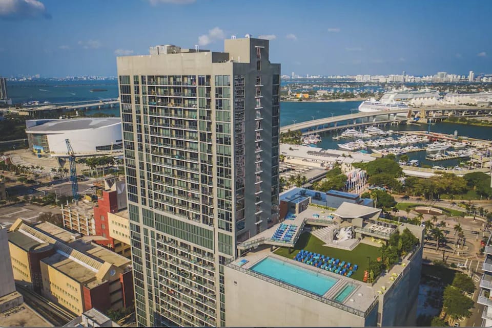 High-Rise Luxury Condo in Downtown Miami with Ocean Views Apartment in Miami