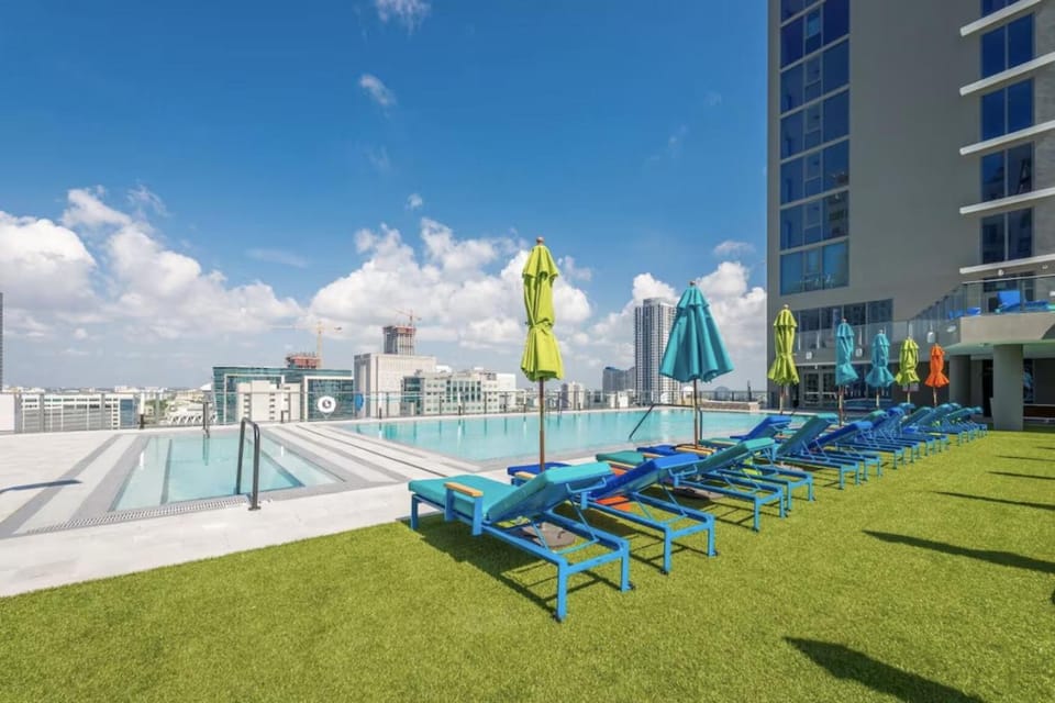 High-Rise Luxury Condo in Downtown Miami with Ocean Views Apartment in Miami
