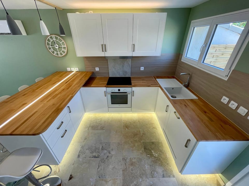 Kitchen or kitchenette, Dining area, dishwasher, oven, stove