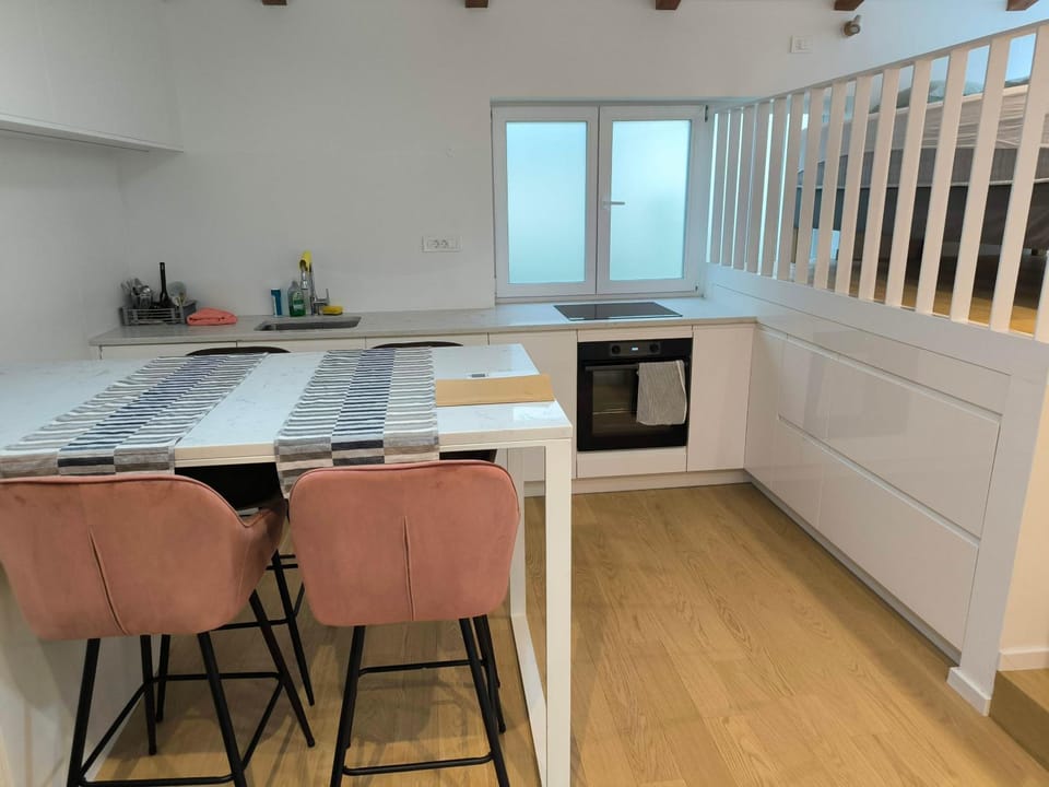 Kitchen or kitchenette, Dining area