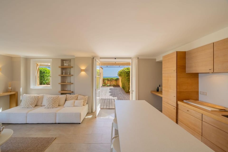 Photo of the whole room, Seating area