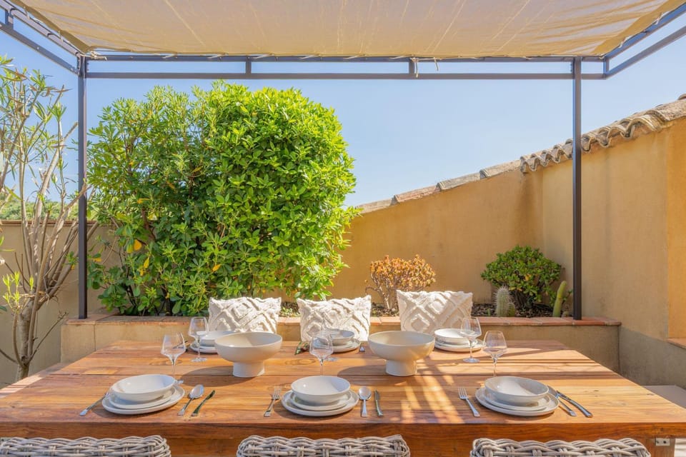 Patio, Day, Garden, Seating area