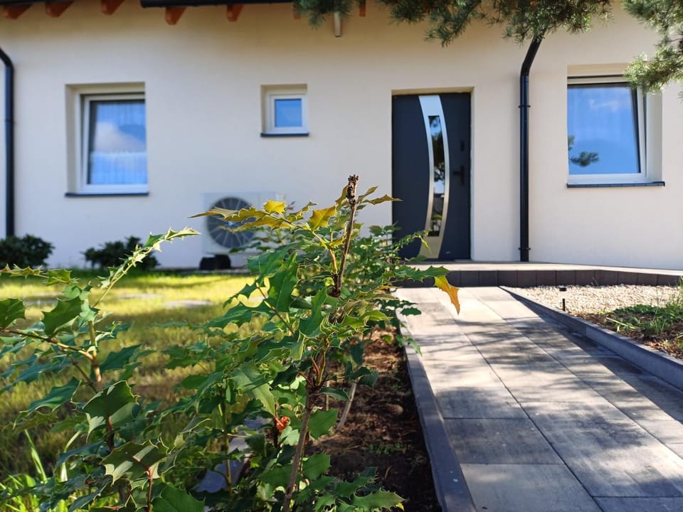 Property building, Facade/entrance, Day, Summer, Garden