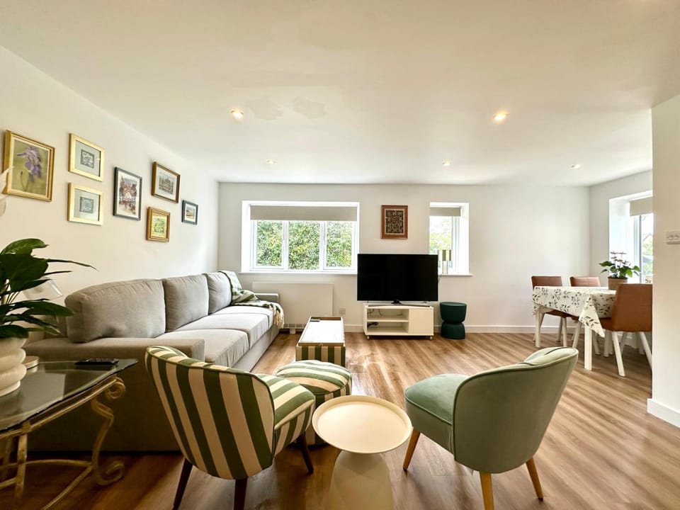 Delightful 2 bed detached bungalow Cotswolds edge House in West Oxfordshire District
