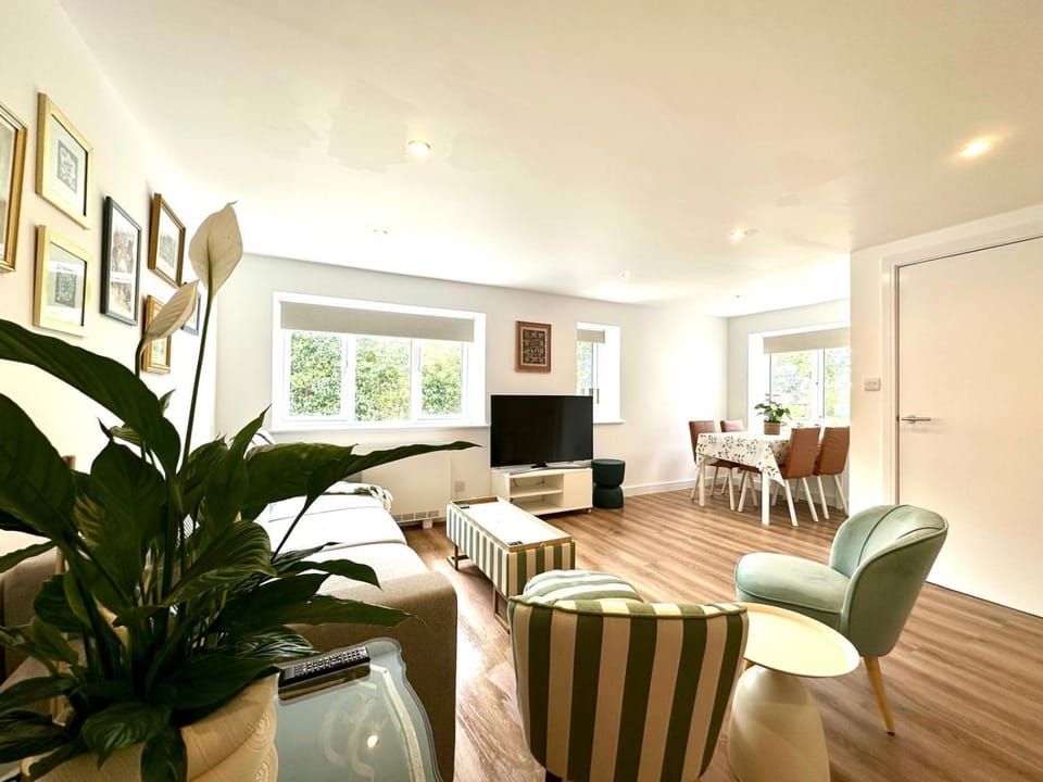 Delightful 2 bed detached bungalow Cotswolds edge House in West Oxfordshire District