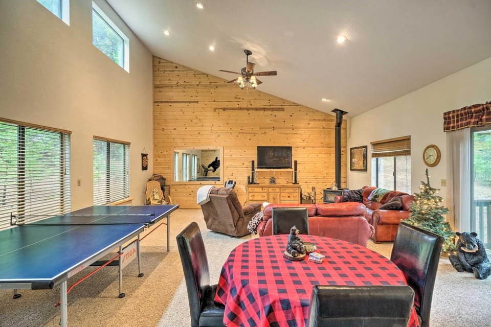 Game Room and Deck Pet-Friendly Camp Connell Cabin Cabin in Dorrington