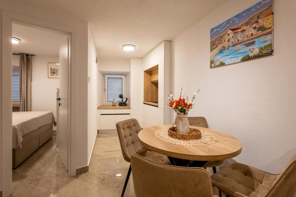 Kitchen or kitchenette, Living room, Seating area, Dining area