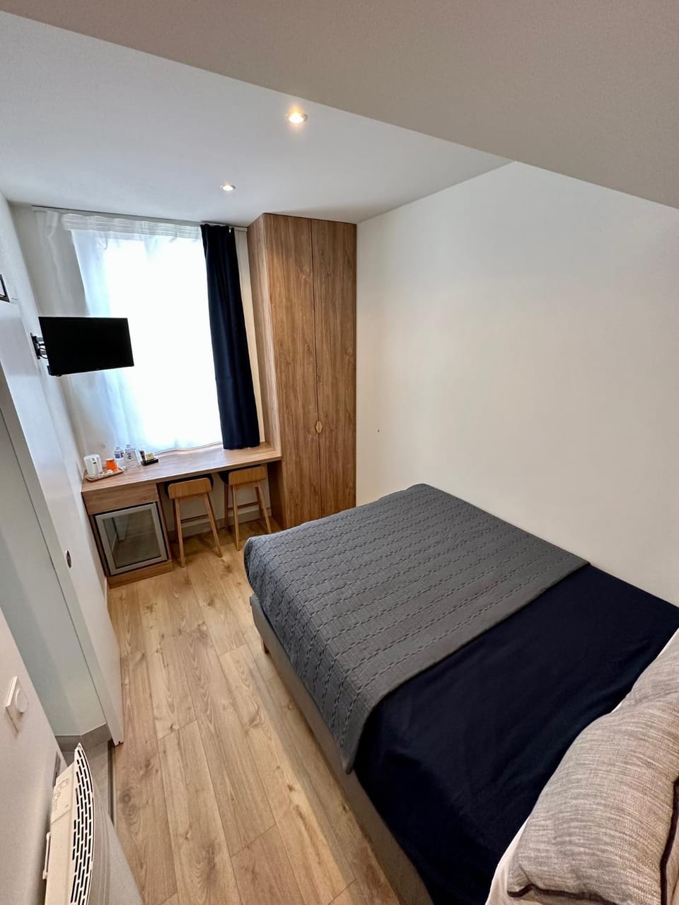 Bed, TV and multimedia, Photo of the whole room, Bedroom, wardrobe