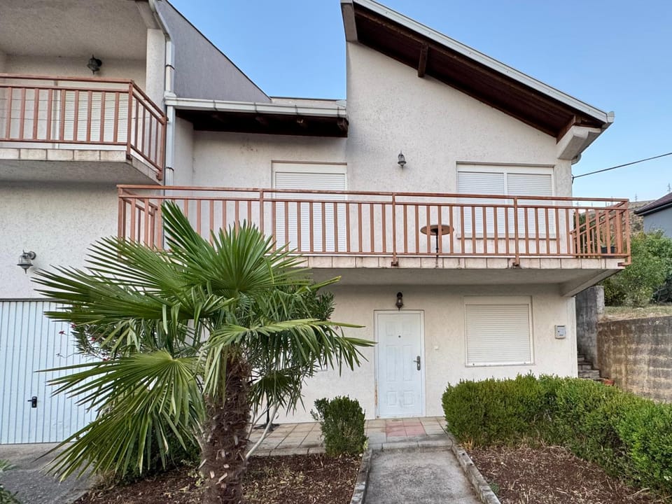 Property building, Day, Balcony/Terrace