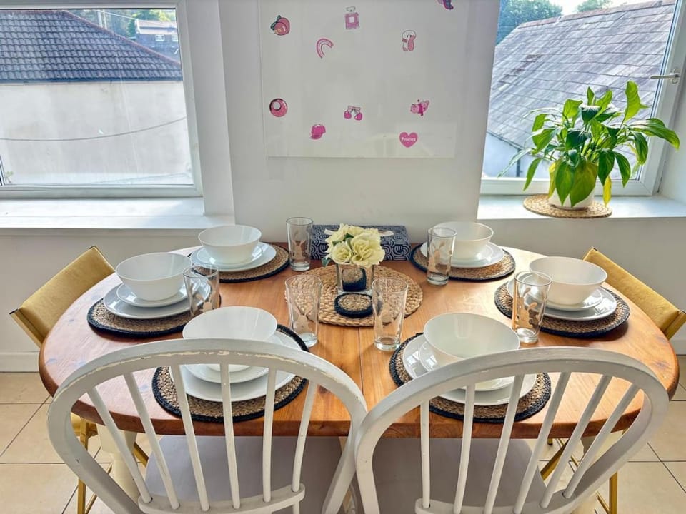 Treforest Apartment 3 Bedrooms - Next Station - Free Parking Apartment in Wales