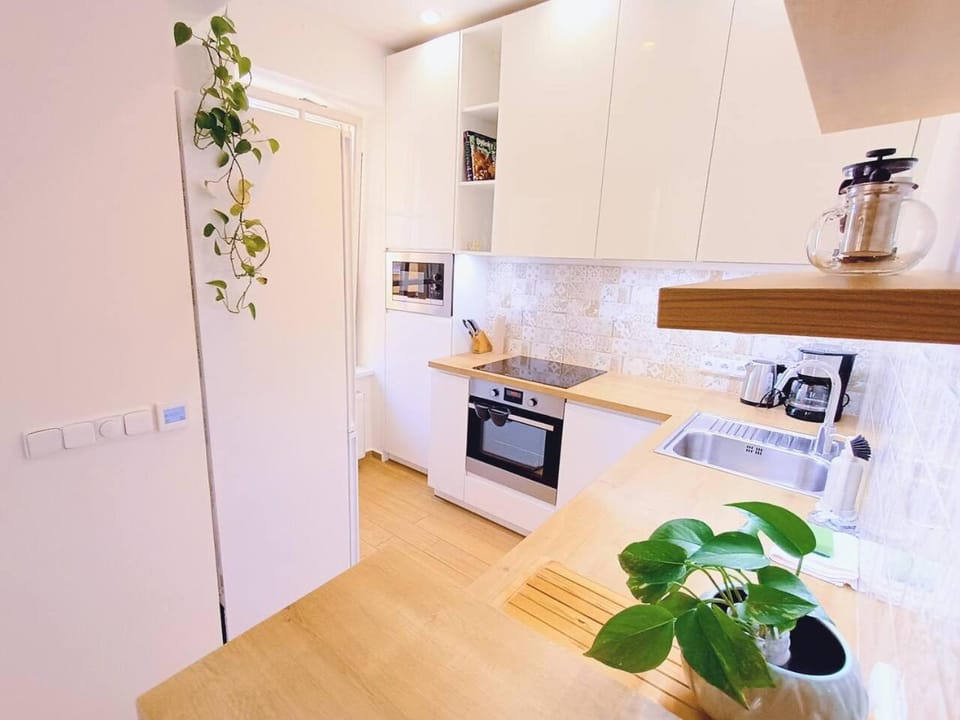 Coffee/tea facilities, Kitchen or kitchenette, dishwasher, microwave, oven, stove