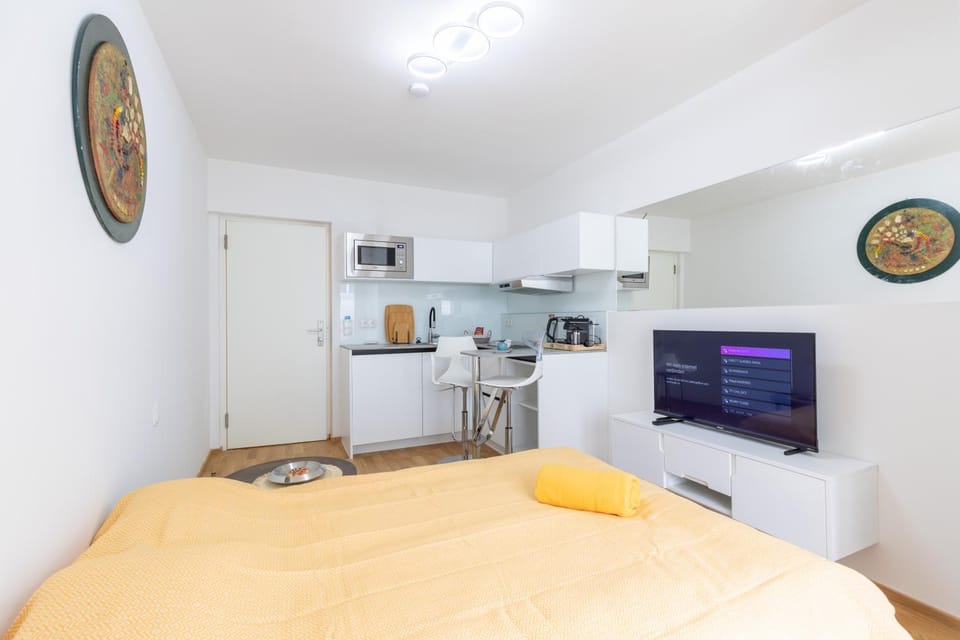 Bed, TV and multimedia, Kitchen or kitchenette, Bedroom