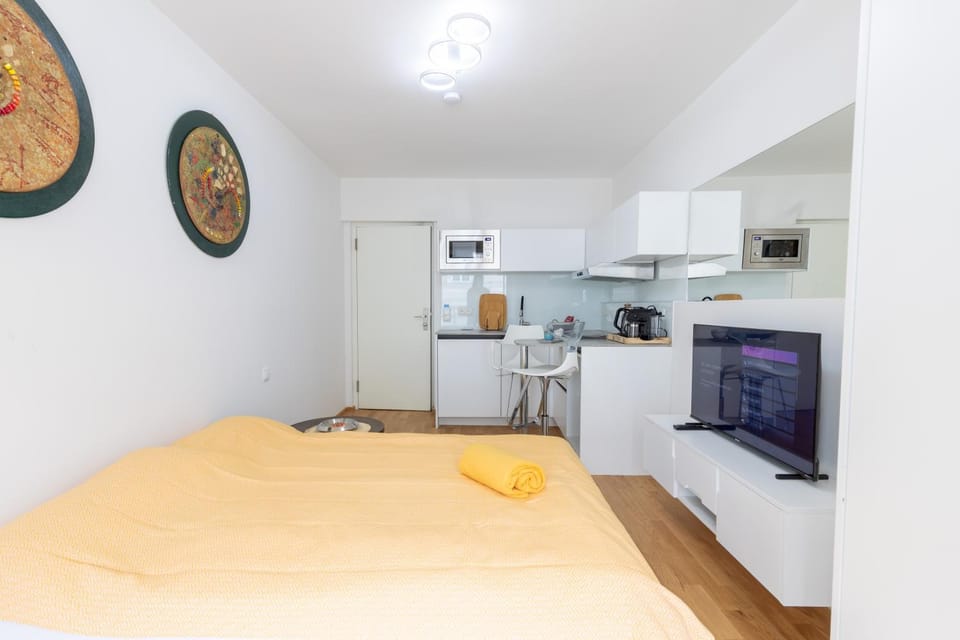Bed, TV and multimedia, Bedroom