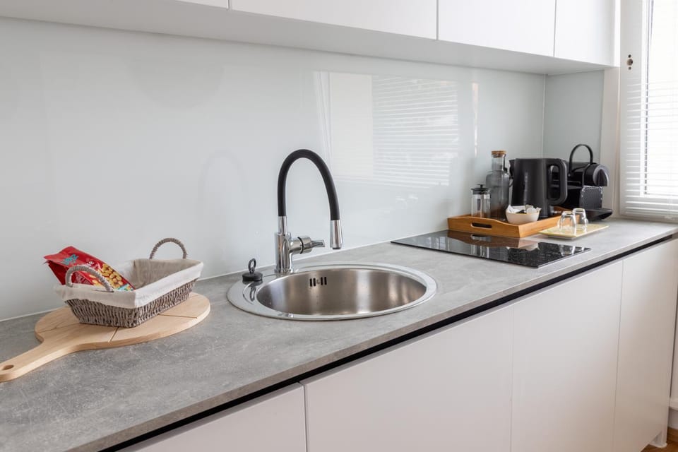 Coffee/tea facilities, Kitchen or kitchenette, stove