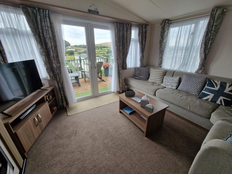 Green Heaven at Clarach Bay Spacious 3 BedPet Friendly Luxury Steps from the Sea House in Tirymynach
