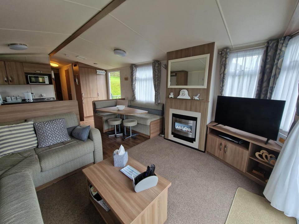 Green Heaven at Clarach Bay Spacious 3 BedPet Friendly Luxury Steps from the Sea House in Tirymynach