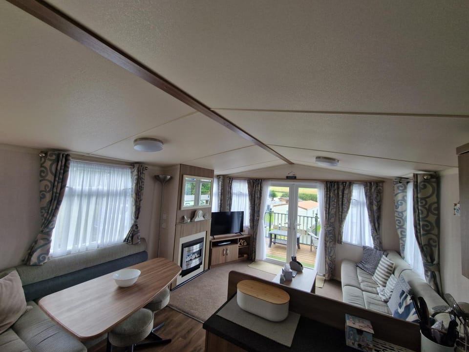 Green Heaven at Clarach Bay Spacious 3 BedPet Friendly Luxury Steps from the Sea House in Tirymynach