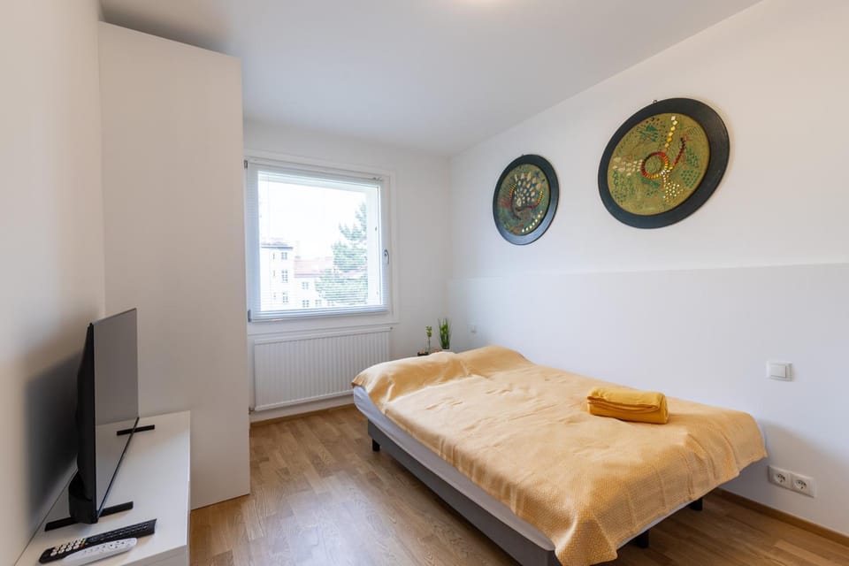 Bed, TV and multimedia, Photo of the whole room, Bedroom