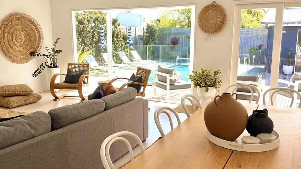 Glen Mor Heated Pool Retreat House in Melbourne