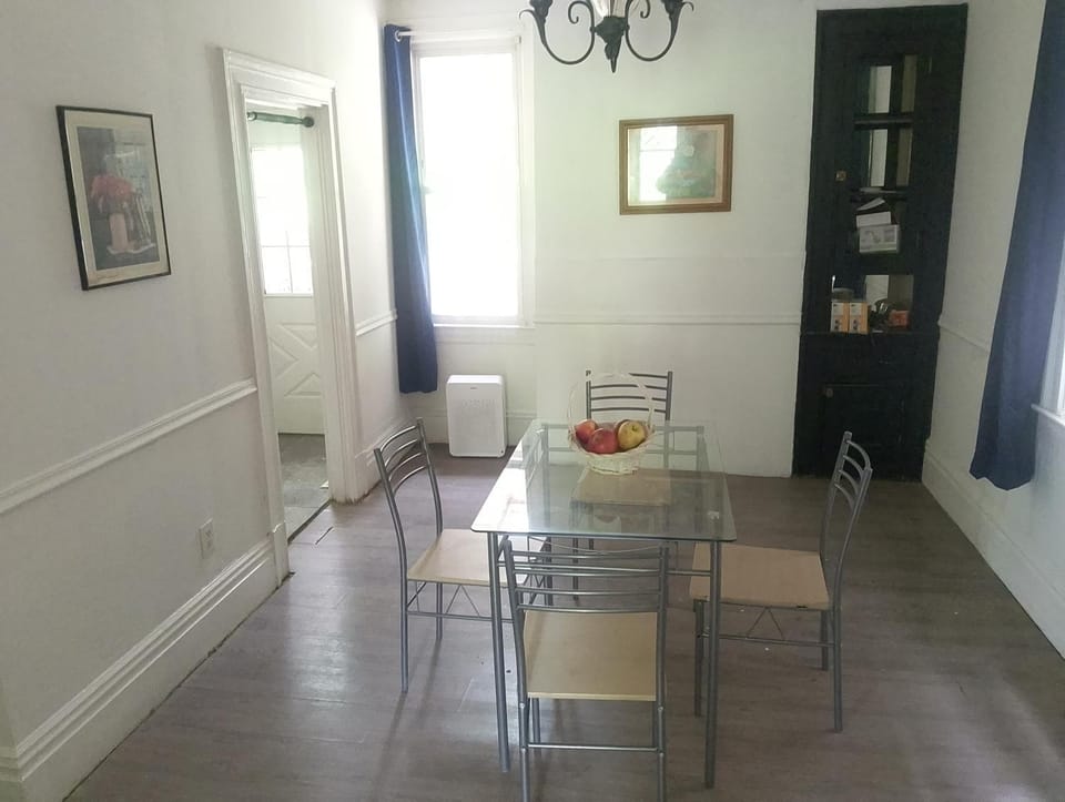 Bedroom for one person, close to downtown and stadiums Vacation rental in Pittsburgh