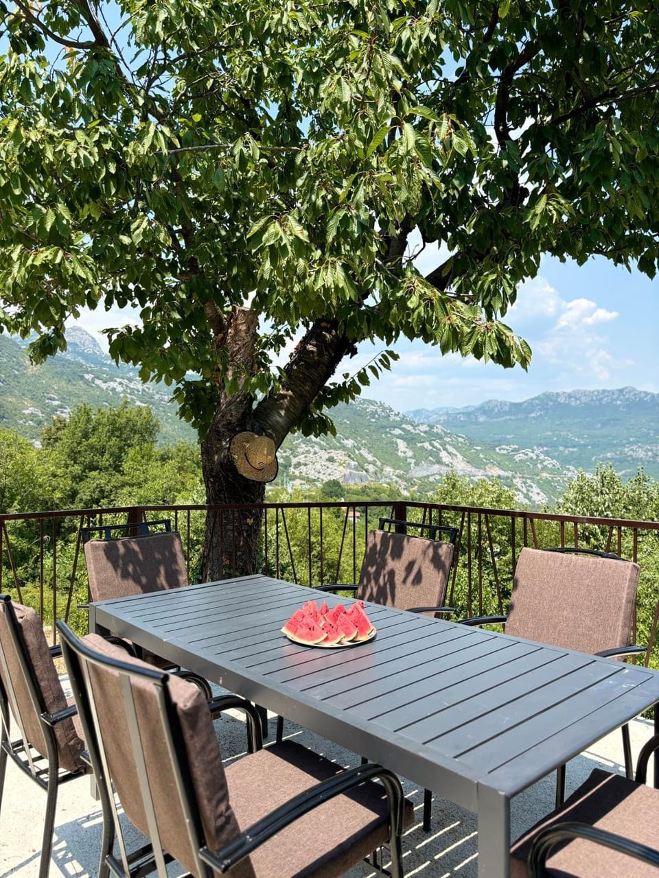 Natural landscape, View (from property/room), Balcony/Terrace, Dining area, Mountain view