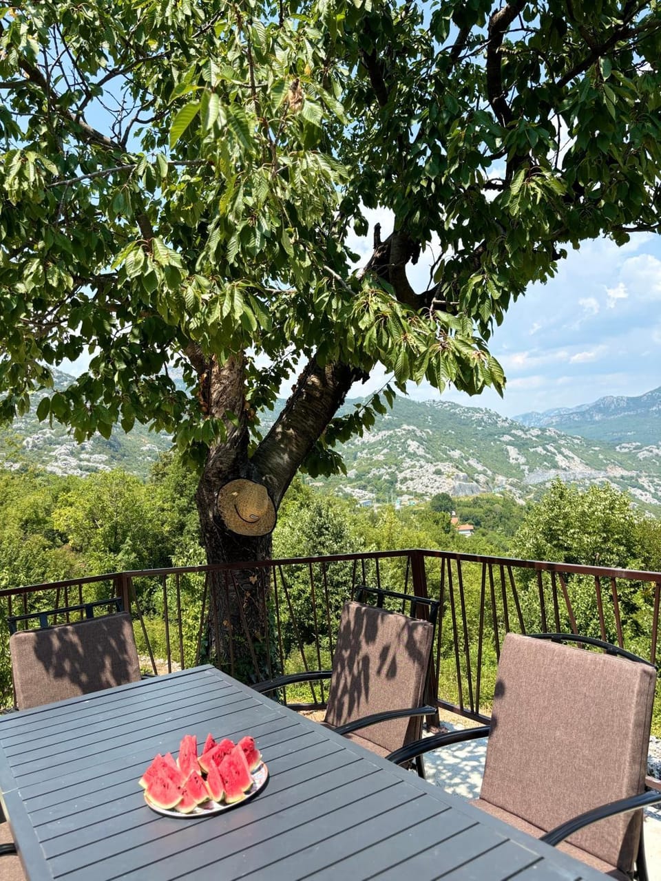 Natural landscape, Balcony/Terrace, Seating area, Dining area, Mountain view
