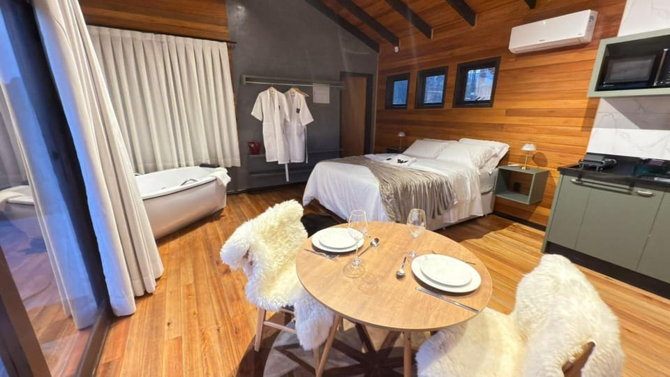 Bed, Kitchen or kitchenette, Seating area, Dining area