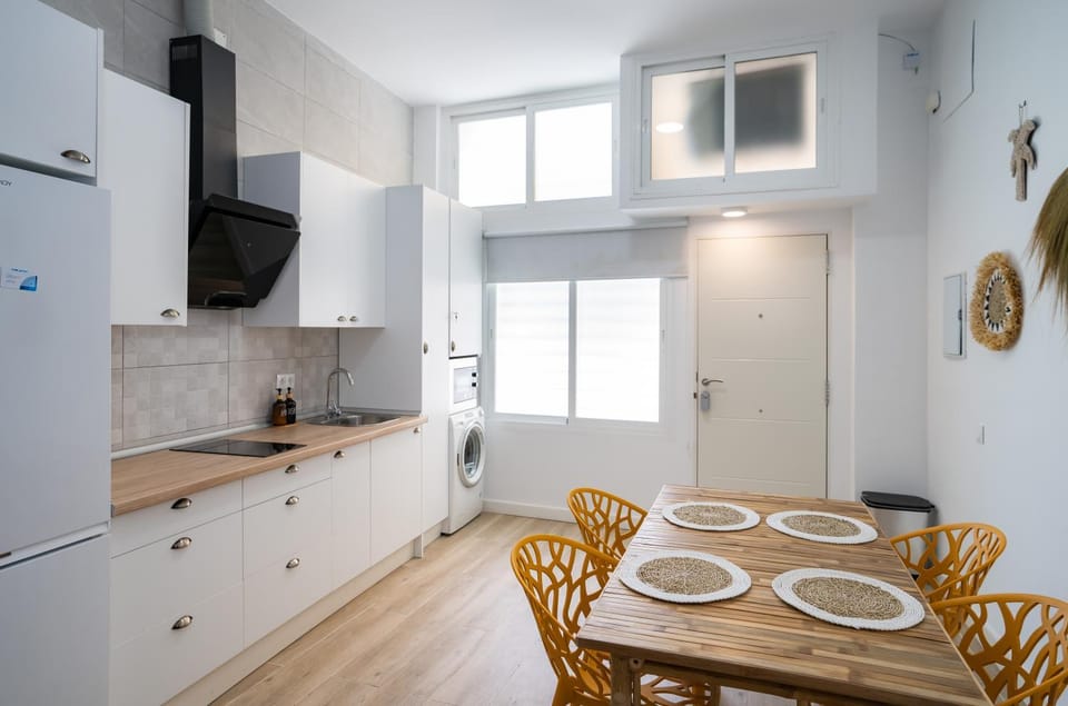 Coffee/tea facilities, Dining area, microwave, stove, washing machine, kitchen, air conditioner
