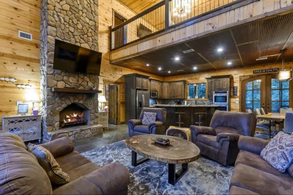 TV and multimedia, Living room, Seating area, fireplace