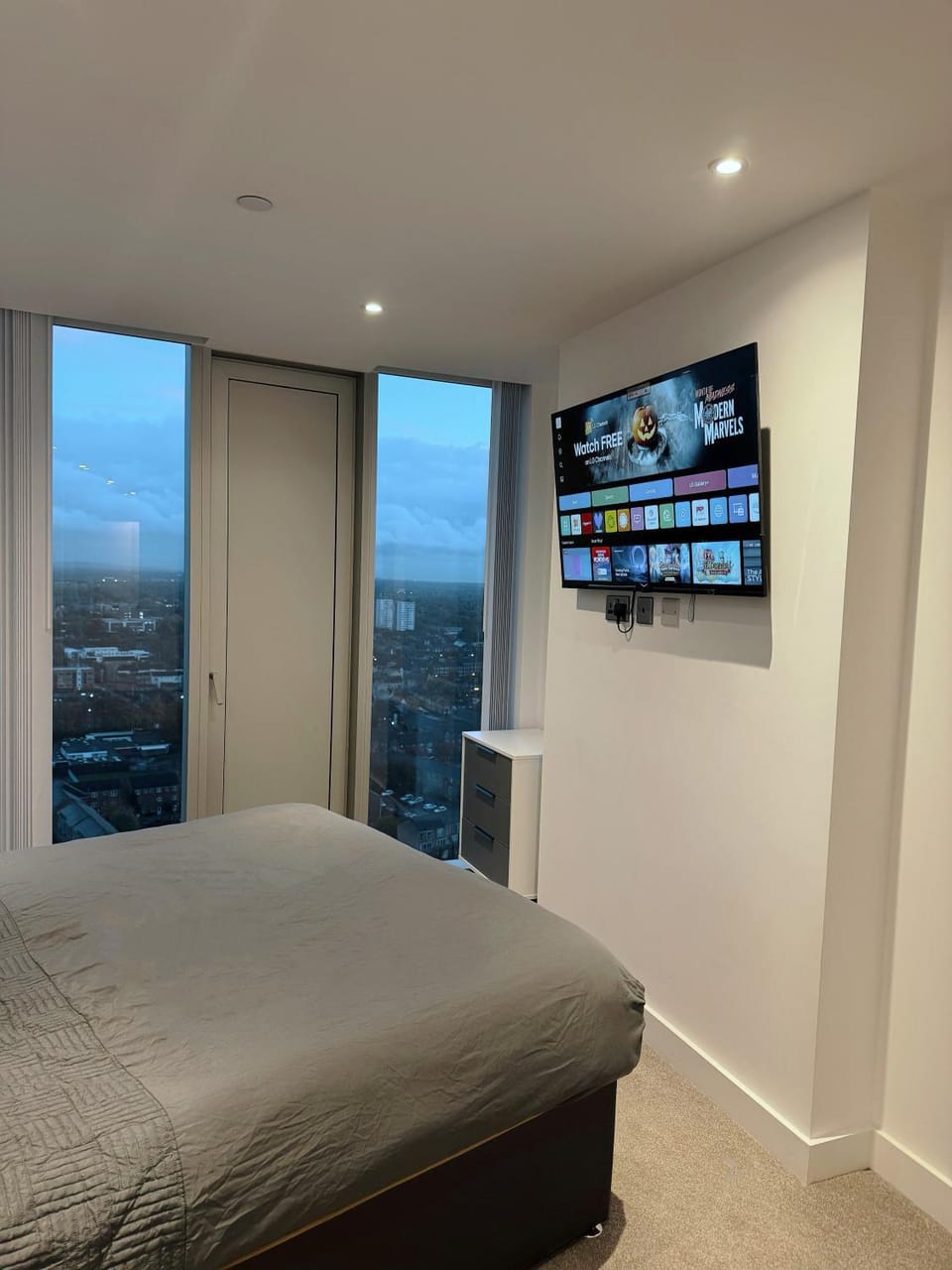 Bed, TV and multimedia, Bedroom