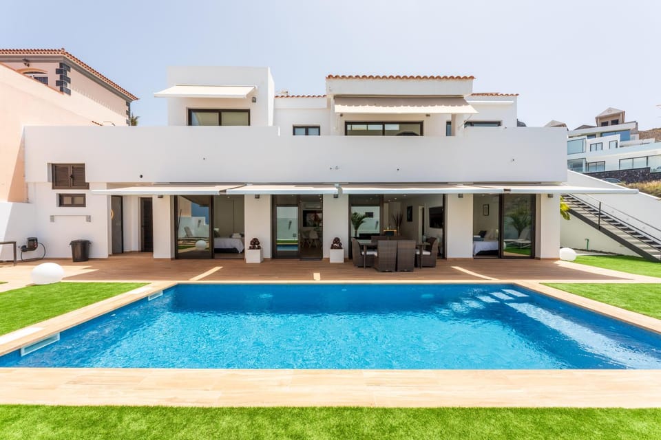 Day, Swimming pool