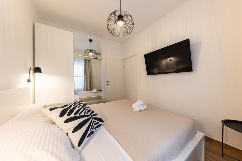 Bed, TV and multimedia, Photo of the whole room, Bedroom, towels