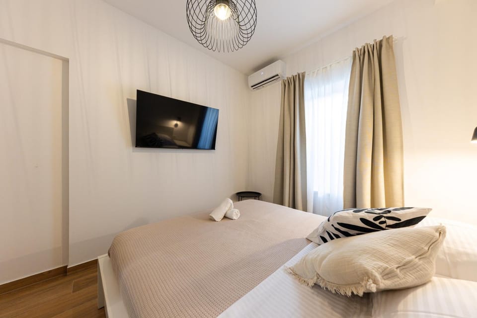 Bed, TV and multimedia, Photo of the whole room, Evening entertainment, Bedroom, towels, air conditioner