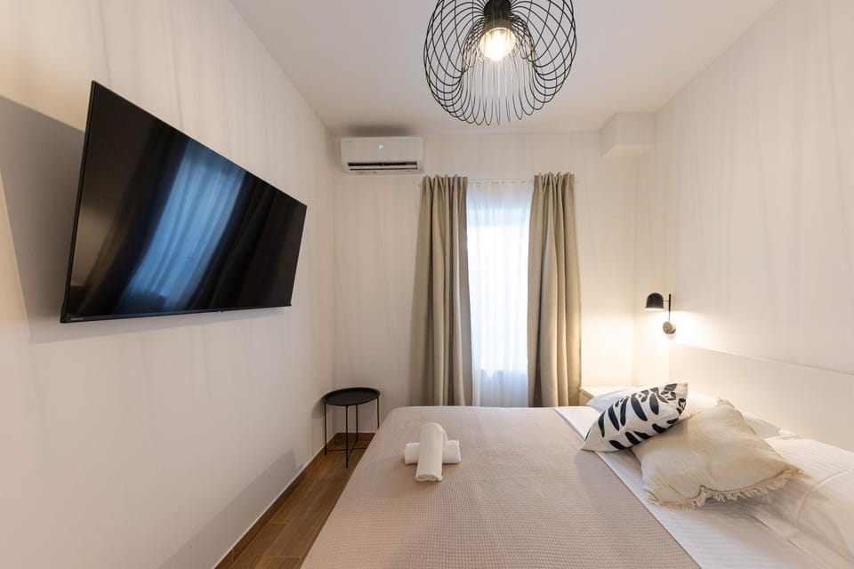 Bed, TV and multimedia, Photo of the whole room, Bedroom, towels, air conditioner