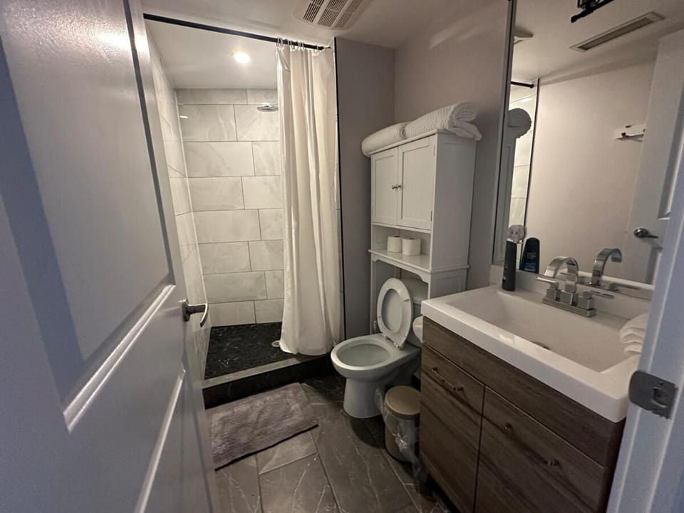 Stylish 2BR Suite by Square One Apartment in Mississauga